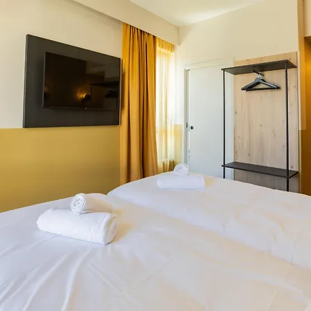 - Paris Pleyel - Saint Denis Hotel 3*